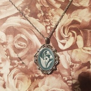 Cameo flower necklace